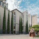 Vista general de la Plaza Botero en el centro de Medellín con esculturas de Fernando Botero