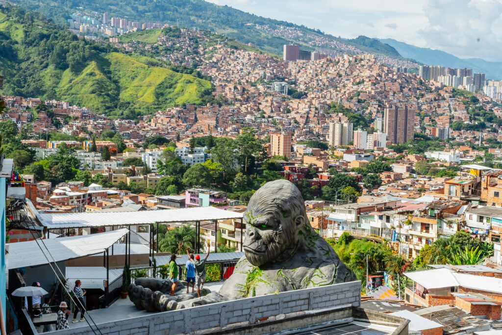Vista de la Comuna 13 en Medellín con arte urbano durante un tour de arte y cultura