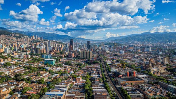 Texto alternativo: Vista panorámica de Medellín con montañas y zona urbana