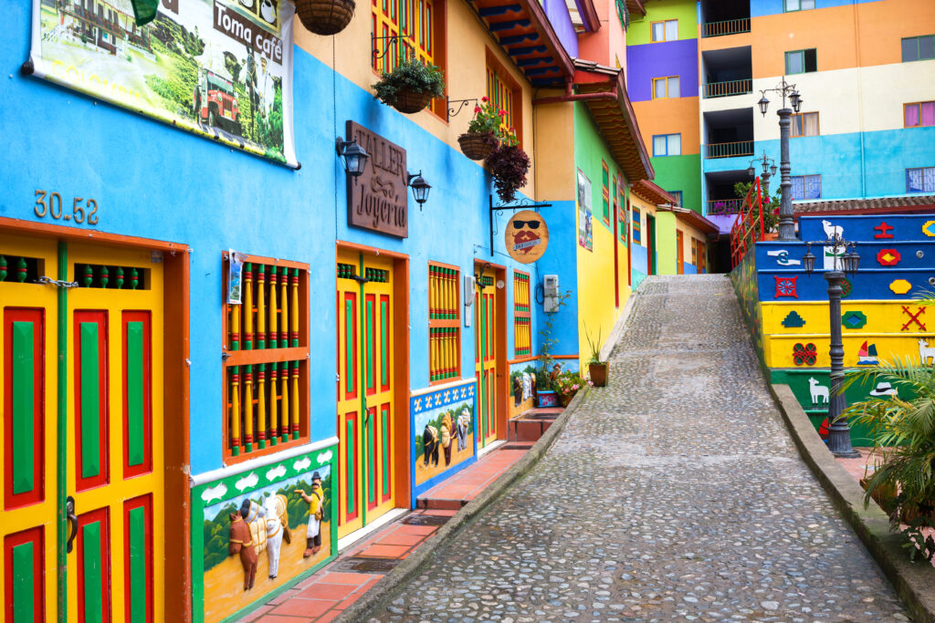 Calles coloridas de Guatapé cerca de Medellín durante un tour a pueblos de Antioquia