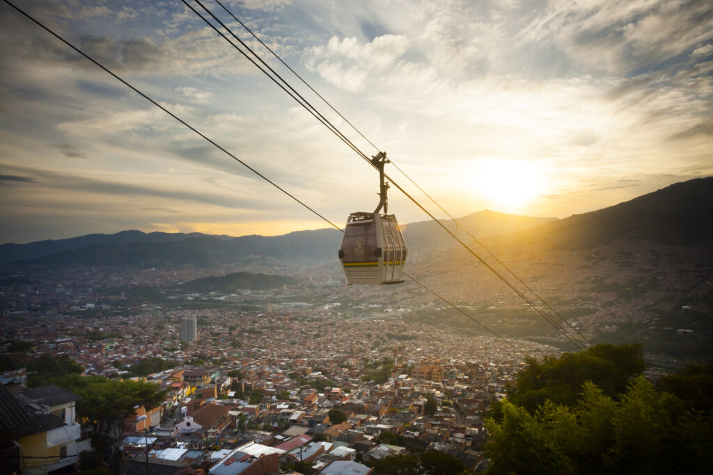 Vista de Medellín con metrocable recorriendo la ciudad durante un tour urbano