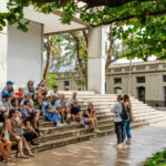 Grupo de turistas recorriendo la ciudad en un tour urbano en Medellín